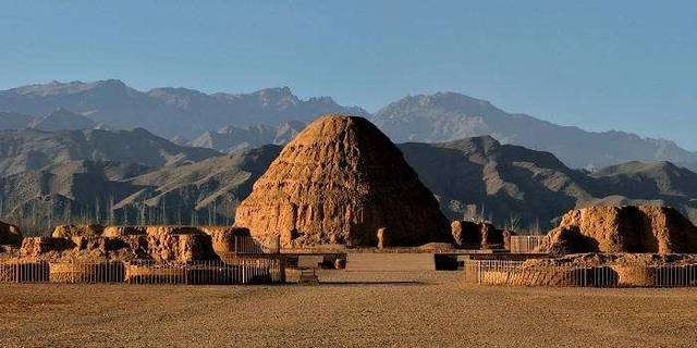 与中国传统陵墓中封土不同,西夏陵保留着许多地表建筑,如同玛雅人的