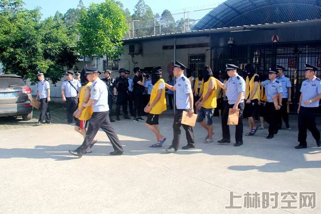 上林警方押解犯罪嫌疑人辨认现场!【附直播视频】