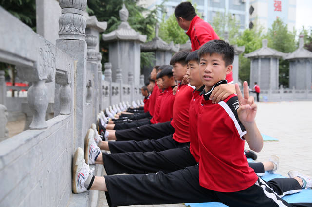 武术训练时的同学们积极而又阳光,挫折和疼痛打不垮他们,按下镜头的