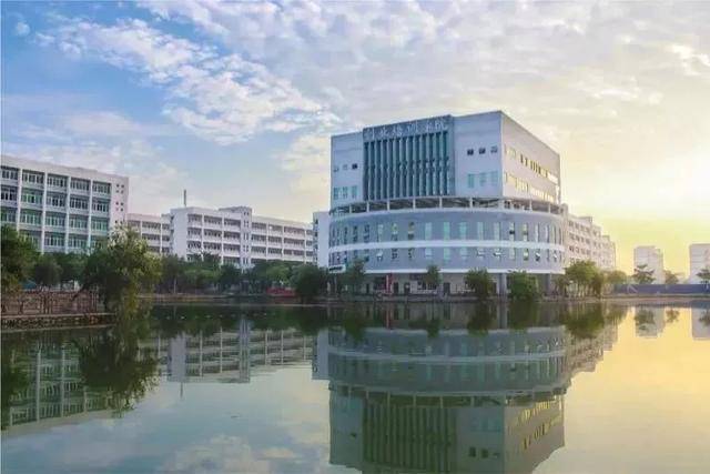 广州工商学院有广州花都和佛山三水两个校区,地处粤赴哪大湾