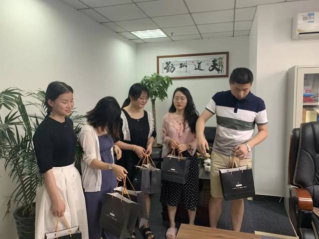 情系贫困户,桐城电商园爱心企业扶贫助农
