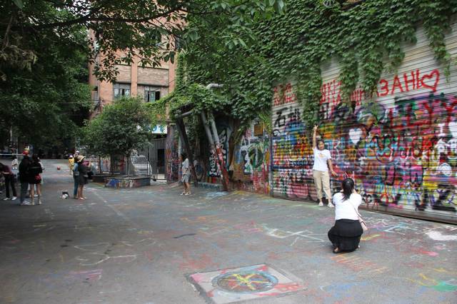 重庆网红涂鸦墙成旅游打卡圣地 游客感叹