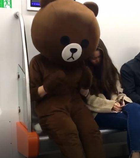 地铁上流氓熊调戏美女,美女直接一巴掌过去,