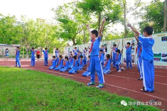 琼中县实验学校小学生展示琼中县非遗保护项目《苗族平安舞》