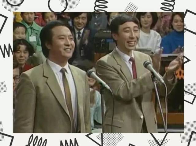 影响如此之大,导致说相声,演小品的传统演员都开始穿着西装登台亮相