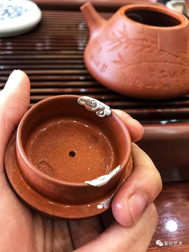 喝茶玩壶之人,打碎心爱紫砂壶时常有之,原因各异.