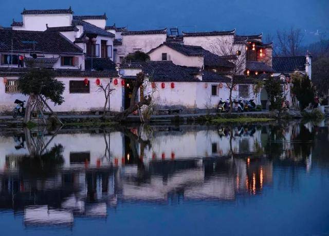 祖籍安徽的成龙、王祖贤,虽久居他乡,也忘不了