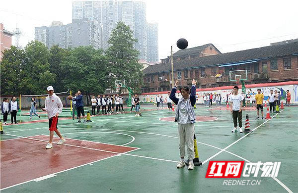 邵阳湘才高级中学:趣味游戏凝聚团队力量