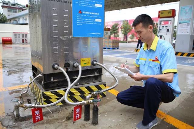 加油站经理巡检三次油气回收系统.