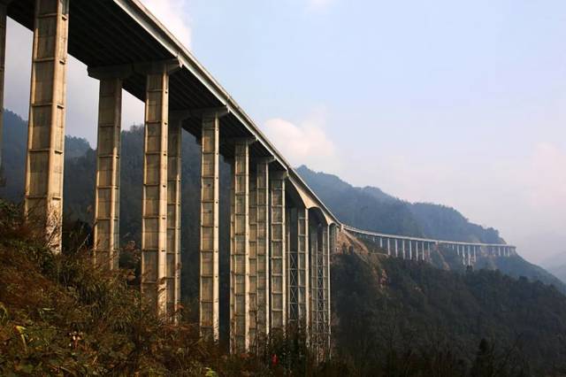 2011年建成的g5干海子大桥