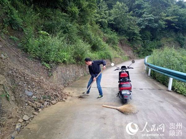 迎着毛毛细雨,新华社派驻贵州省铜仁市石阡县坪山乡大坪村"第一书记"