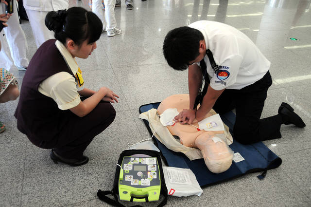 中国每年心脏性猝死超50万人 救命神器AED