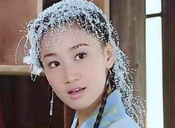 陈彦妃《龙飞相公》中饰演的段天爱也是满天星造型,她样貌比较出众