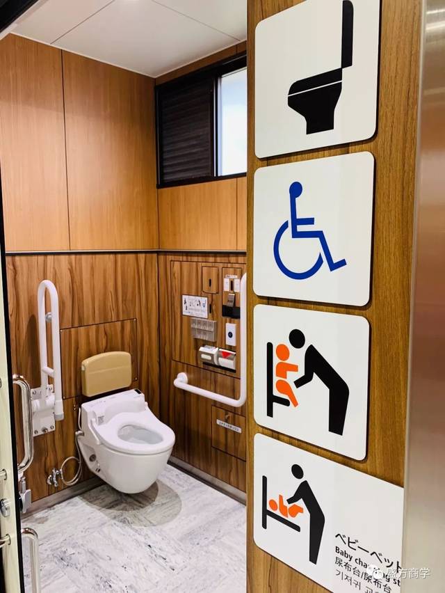2)扶手.扶手在日本厕所中随处可见,帮助人(尤其是老年人)站稳.