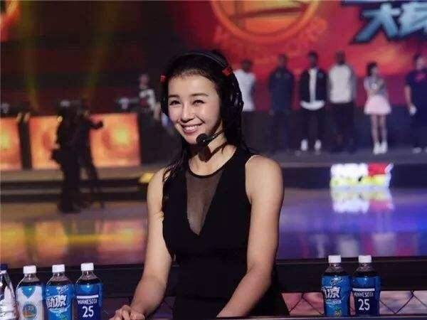 《nba最前线》的女主播名叫张曼源,张曼源在颜值和身