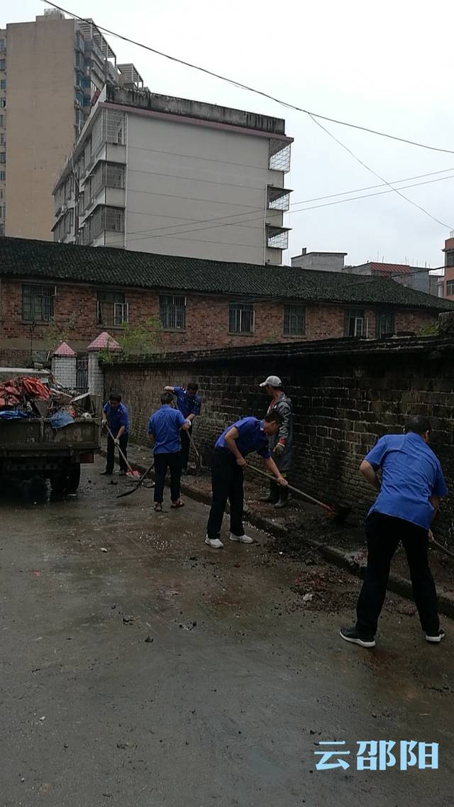 "6月17日,洞口县城管执法局联合公安交警,文昌街道在城南片区凤凰桥