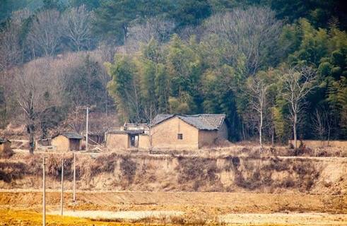 村民们告别了生活几十年的土坯房.受访者供图