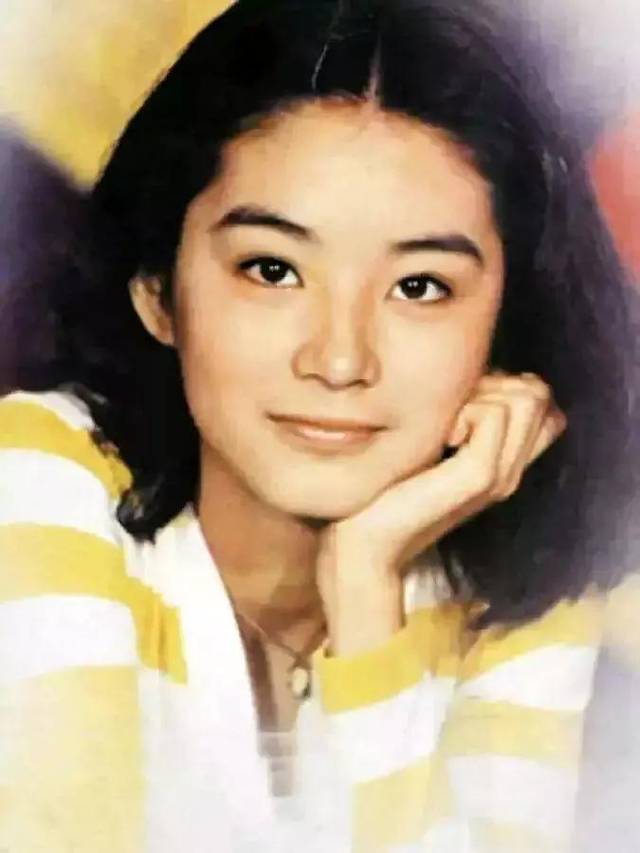 林青霞生的美,逛街就被星探挖掘,18岁成为琼瑶女主角,拍了《窗外》.