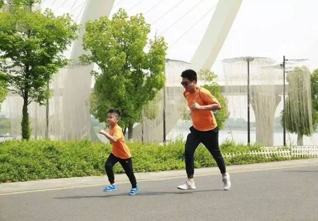明早一起来我家小区跑步吧!