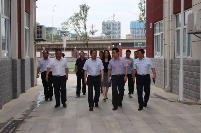 西咸新区教育卫体局党委书记,局长张海明等领导莅临三桥街小学检查