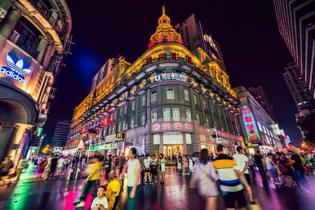 是武汉fashion鹅们周末首选出街地点,有很多网红店都开在江汉路上