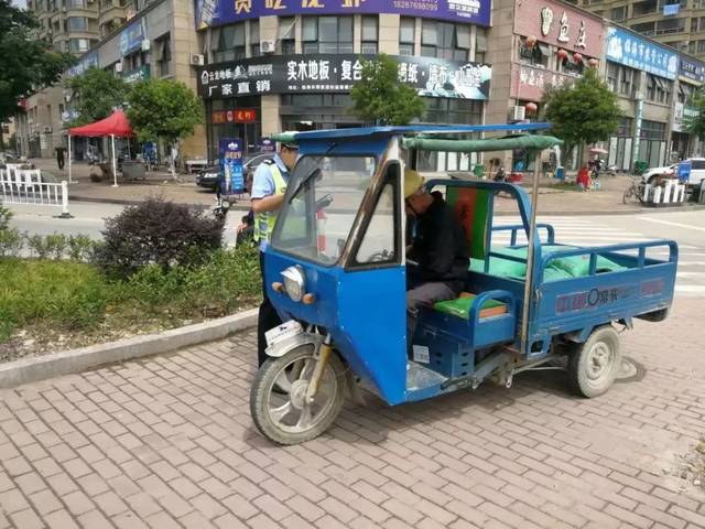 对在道路上行驶的未备案登记的电动三轮车,一经发现 一律予以查扣.