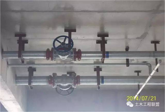 5～1.8m;配水干管穿越多层建筑应隔层设一个防晃支架.
