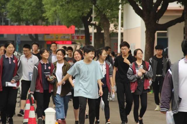 张家港市第二中学提供 同学情,师生情 难舍难忘