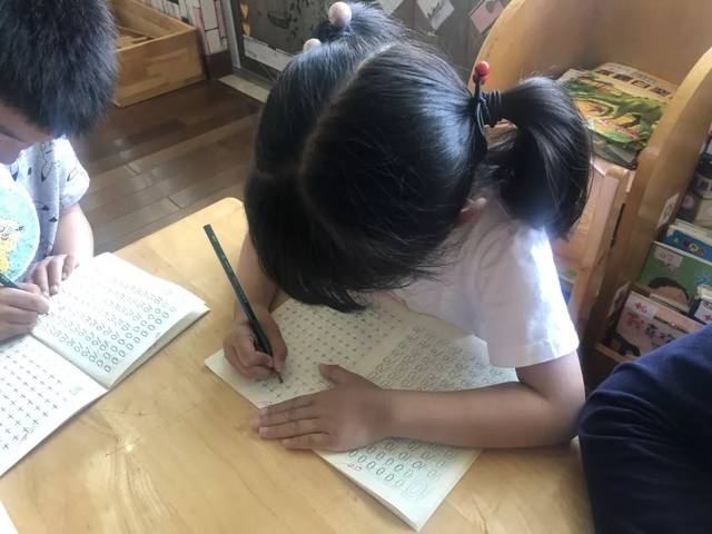 学坐姿 观察小学哥哥姐姐的坐姿激起孩子们的兴趣,纷纷用端正的坐姿