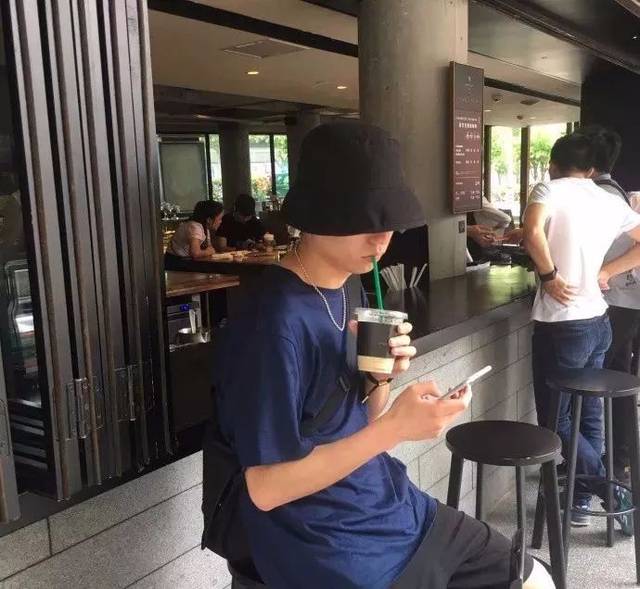 男生如何拍照,看起来像网红?一个帅逼是怎样拍出来的!