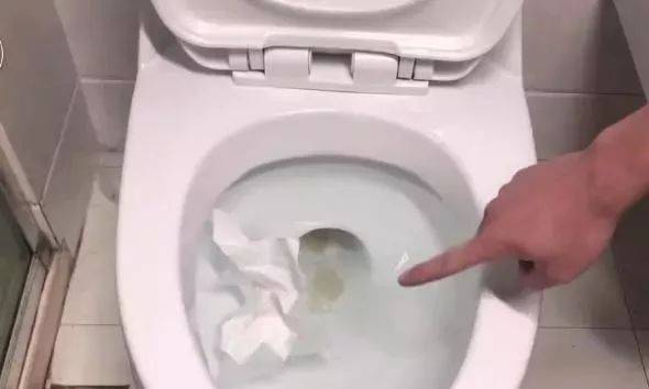 马桶堵了别着急,只要2个矿泉水瓶,轻松解决