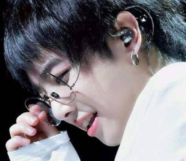 华晨宇"未修图"照被疯传,网友:整没整容都一目了然