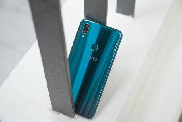 比如在续航上,vivo旗下的iqoo,vivo x27手机将电池容量配备到4000mah