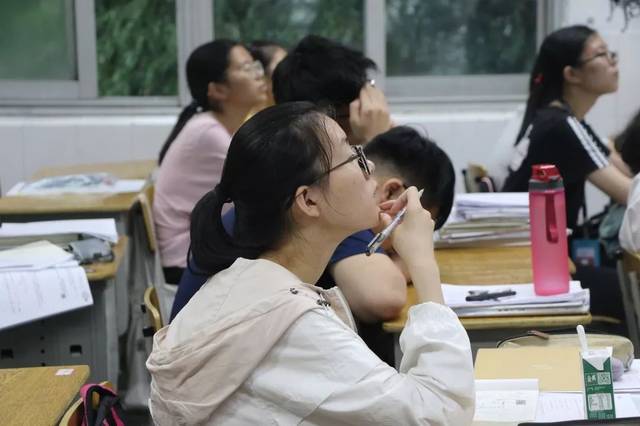 荷事诗心浅入画--记绍兴技师学院胡佳老师的一