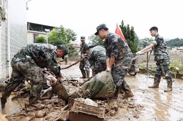 河源武警官兵——"洪水不退,我们不退"!