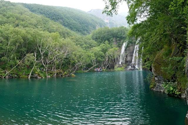 天池是中国最高最大的高山湖泊,是东