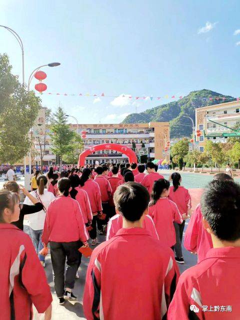 6月19日,黄平县湖里中学举行了毕业典礼,同学们依次走过状元门.