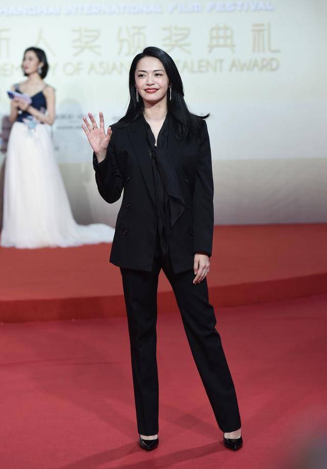 这个姚晨要御姐出道吗?黑西装走红毯美回巅峰,走机场亦攻气十足