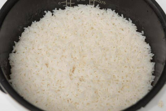 蒸大米饭时,大米别着急下锅,多加这几步,颗粒分明味道香喷喷