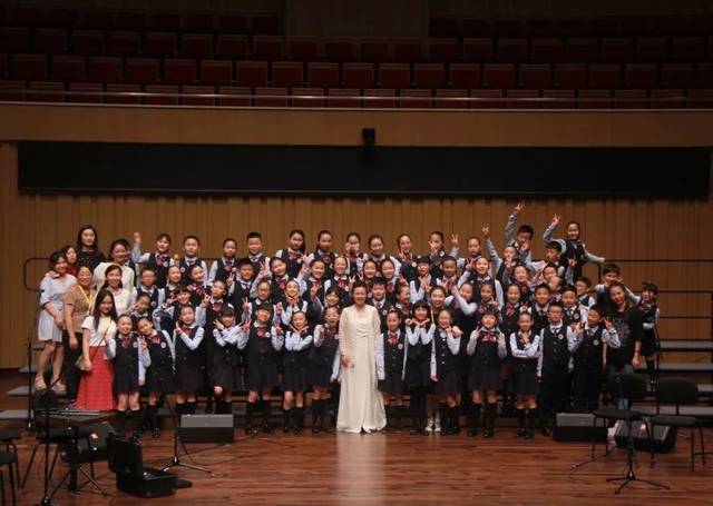 龚琳娜老师与枫树山小学"红枫"合唱团及指导老师合影留念 -关于