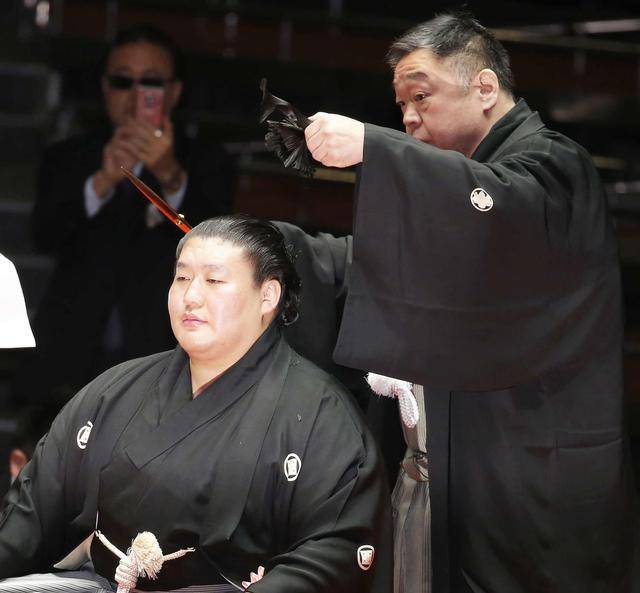 横纲力士朝青龙,退役后回到故乡,在社会各个领域都玩得风生水起,甚至