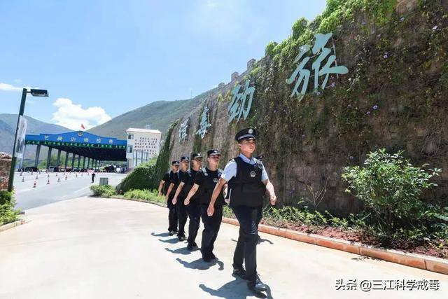 芒颜边境检查站民警交接完勤务后返回营区.