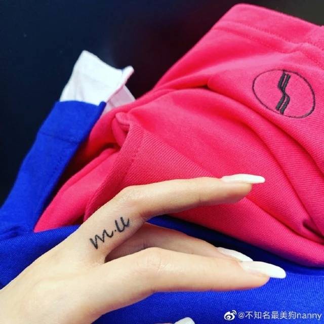 uzi女友秀出自己的新纹身m u,粉丝:暗示下路cp组合吧!