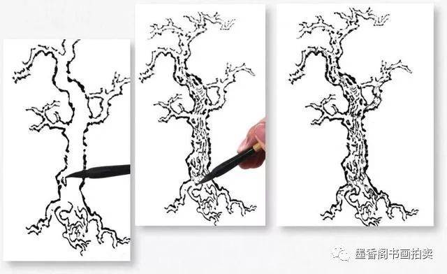 调淡墨,中锋干笔,在树干之上绘制金钱皴以表现树皮的纹理,并添画