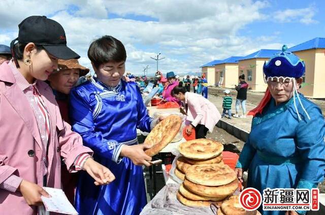 草原为舞台雪山为幕布巴州摔跤邀请赛在和静巴音郭楞乡激情开战