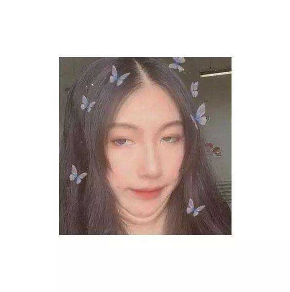 表情包选手 照片里的少女,肤白貌美 而看到这张自己拍的双下巴表情包