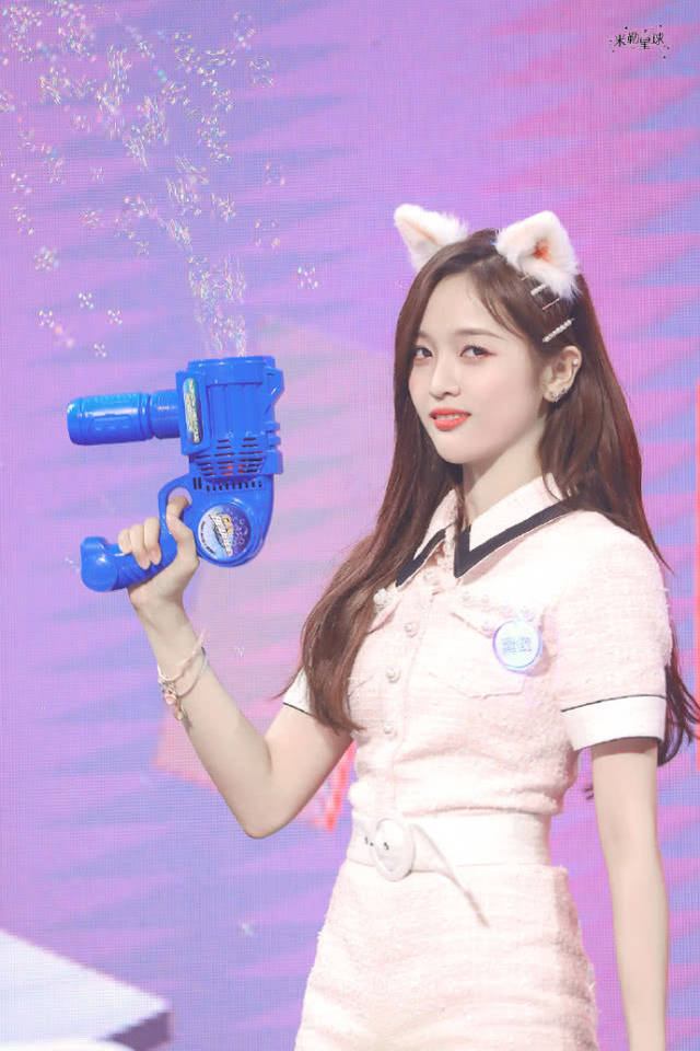 吴宣仪高清壁纸,戴着猫耳朵软萌可爱,拿着泡泡