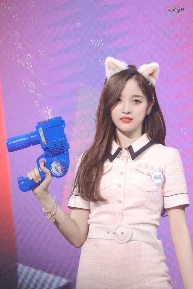 吴宣仪高清壁纸,戴着猫耳朵软萌可爱,拿着泡泡