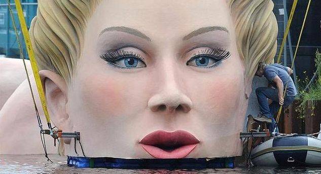 最污雕像!美女躺在湖中泡澡,大人捂住孩子