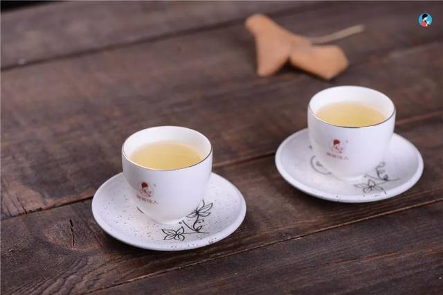 2019《冰岛坝歪》茶汤 5,品茗 轻啜一口绿黄清透的茶汤,浓甜,浑厚的茶